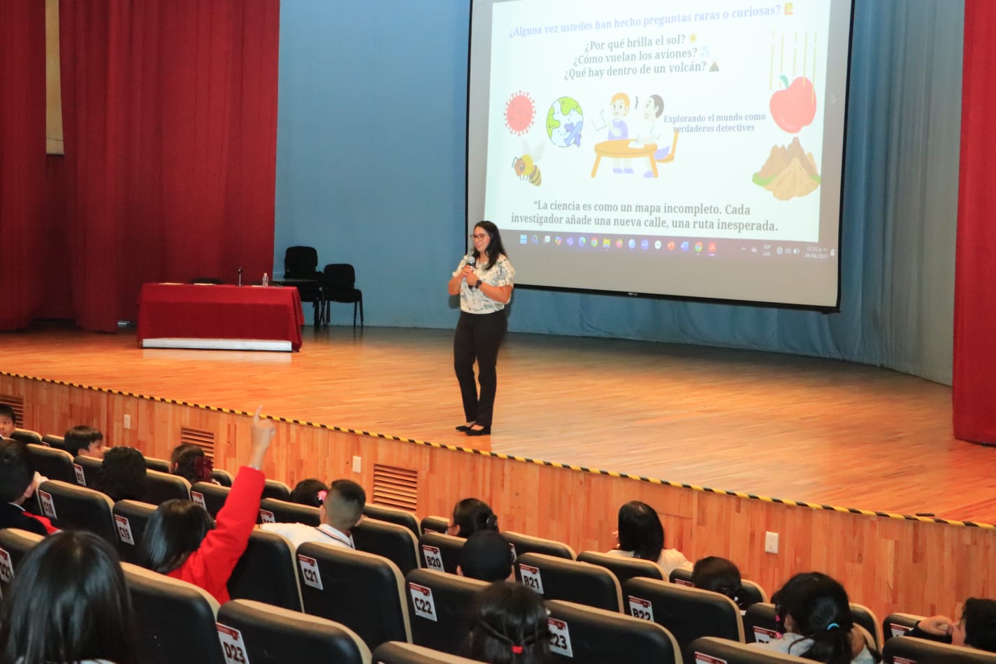 Estudiantes de primaria y bachillerato conocen detalles del camino recorrido por una científica UATx